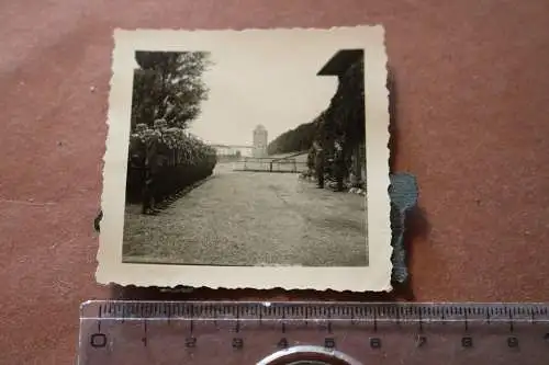 Tolles altes Foto Gruppe Soldaten Flakabtlg. Hintergrund Turm mit Brücke ? 1941