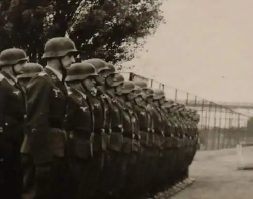 tolles altes Foto Gruppe Soldaten Flakabtlg. Hintergrund Turm mit Brücke ? 1941