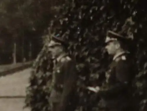tolles altes Foto Gruppe Soldaten Flakabtlg. Hintergrund Turm mit Brücke ? 1941