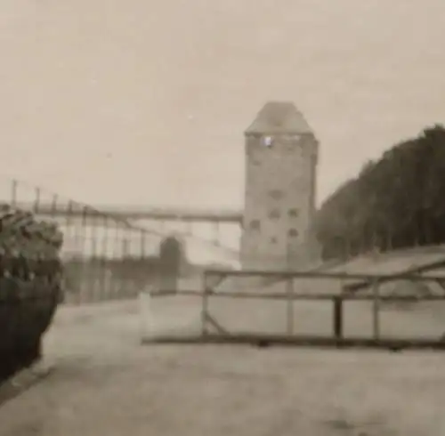 tolles altes Foto Gruppe Soldaten Flakabtlg. Hintergrund Turm mit Brücke ? 1941