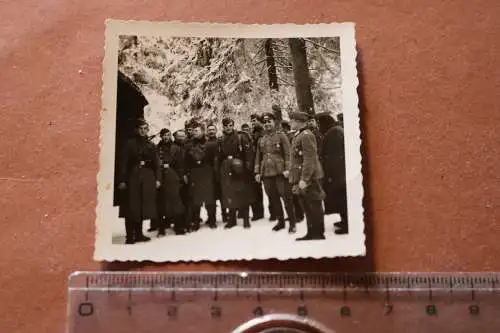 Tolles altes Foto Gruppe Soldaten u. Offiziere im WInter - Übung ??