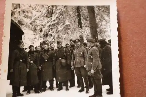 tolles altes Foto Gruppe Soldaten u. Offiziere im WInter - Übung ??