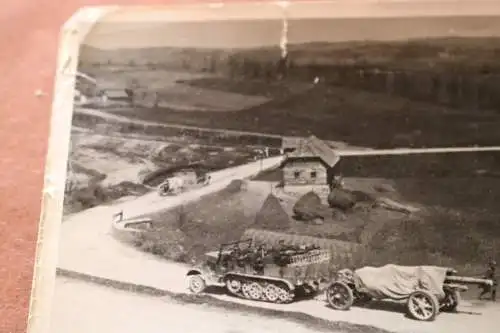 tolles altes Foto Halbkette mit Artilleriegeschütz SDKfz