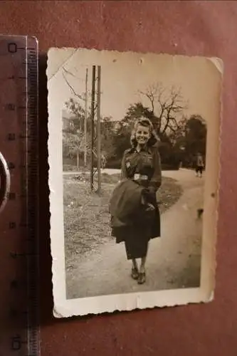 Tolles altes Foto Frau in Uniform Orden - Gürtelschnalle Blitzbündel ??