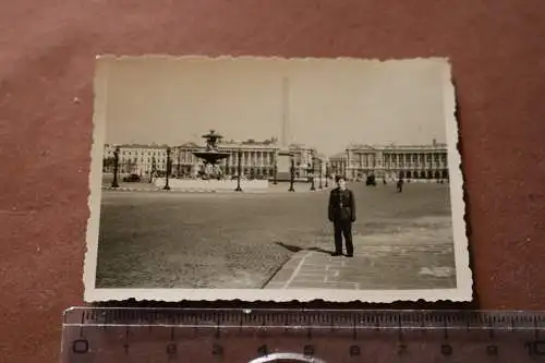 Tolles altes Foto Soldat auf dem Place de la Concorde