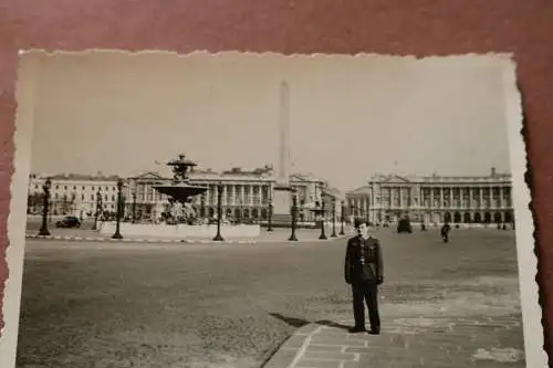 tolles altes Foto Soldat auf dem Place de la Concorde