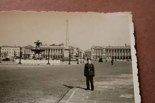 tolles altes Foto Soldat auf dem Place de la Concorde