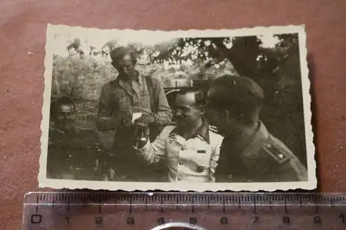 Tolles altes Foto drei Soldaten bei einer Pause, einer mit weisser Uniformjacke