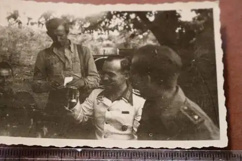 tolles altes Foto drei Soldaten bei einer Pause, einer mit weisser Uniformjacke