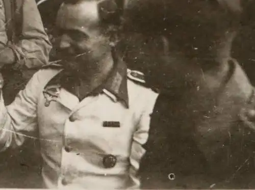 tolles altes Foto drei Soldaten bei einer Pause, einer mit weisser Uniformjacke