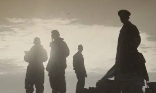 tolles altes Foto - Soldaten Piloten in der Morgendämmerung ? 