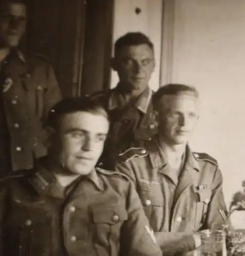 tolles altes Foto Soldaten Ärmelschild Krim ? Ferntrauung 1943