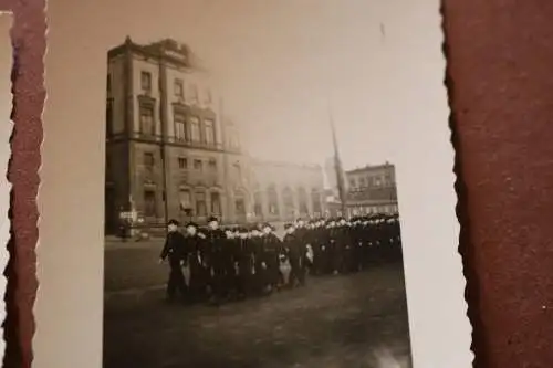 drei alte Fotos - Pimpfe Jugend marschiert durch Stadt  - Gebäude - Ort ??