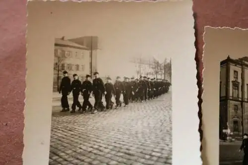 drei alte Fotos - Pimpfe Jugend marschiert durch Stadt  - Gebäude - Ort ??