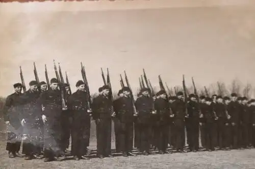 zwei tolle alte Fotos - Matrosen Besatzung beim Infanteriedienst