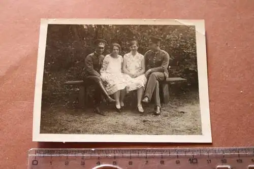 Tolles altes Foto zwei Soldaten Reichswehr und hübsche Frauen Jüterbog 1929