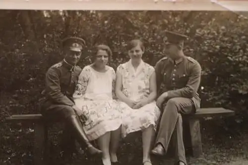 tolles altes Foto zwei Soldaten Reichswehr und hübsche Frauen Jüterbog 1929