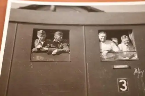 tolles altes Foto - Soldaten im Eisenbahnwaggon -