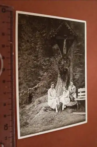 Tolles altes Foto - drei Frauen sitzen unter einem Jesus-Kreuz - Ort ?? 30er Jah