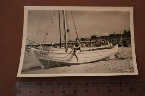 tolles altes Foto - hübsche Frau posiert am Segelboot - Ahlbeck