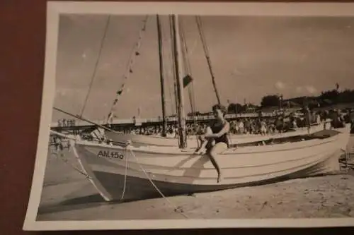 tolles altes Foto - hübsche Frau posiert am Segelboot - Ahlbeck