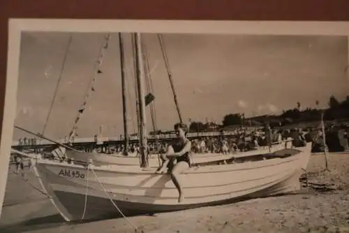 tolles altes Foto - hübsche Frau posiert am Segelboot - Ahlbeck