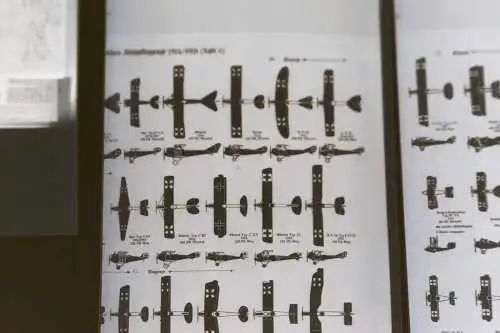 Kleines Konvolut Negative - Flugzeuge WK I und WK II abfotografierte Seiten