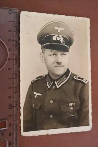 tolles altes Foto - Portrait Soldat Schirmmütze Bandspange - Westfront 1940