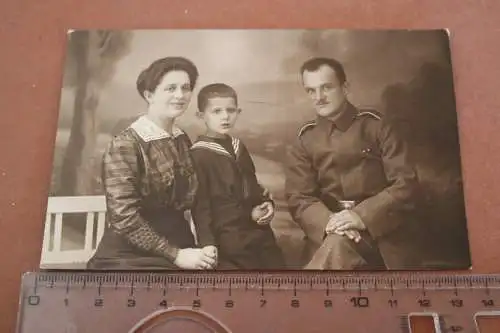 tolles altes Familienfoto  - Vater Soldat Mutter und Sohn 1918