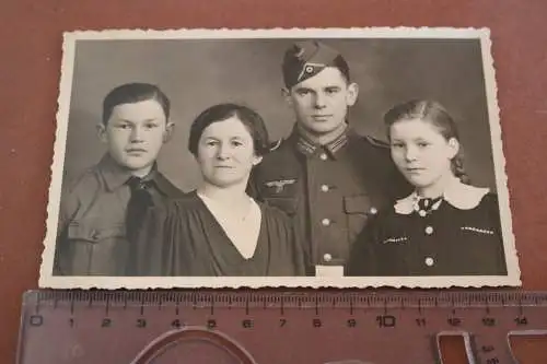 zwei alte Fotos  - Mutter mit ihrer Tochter und Söhnen 