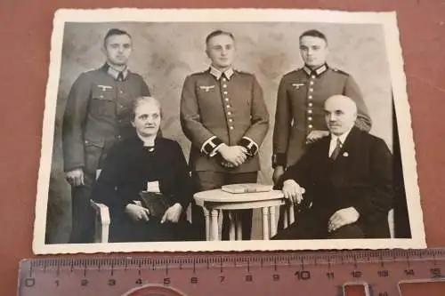 tolles altes Familienfoto - Eltern mit ihren drei Söhnen Soldaten - Menden