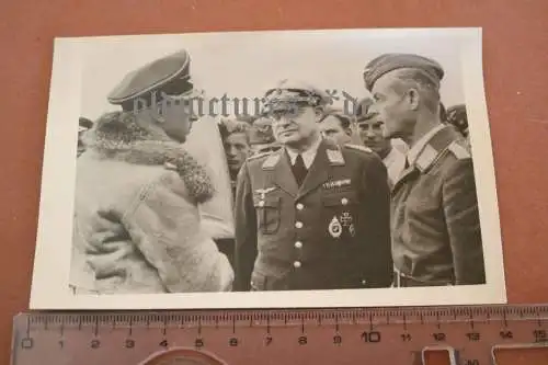 tolles altes Foto - Werner Mölders im Gespräch mit Soldaten, General ?