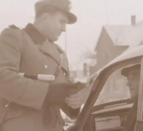 tolles altes Negativ - Polizist  DDR ?  Personalkontrolle - 50-60er Jahre