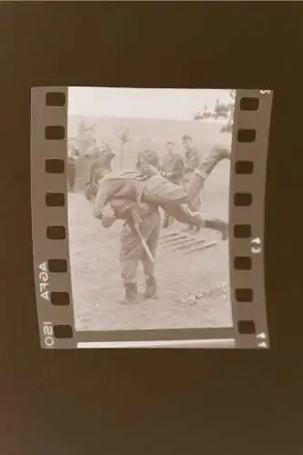 tolles altes Negativ - Soldaten Nahkampfübung ?  NVA ??? 50-60er Jahre 