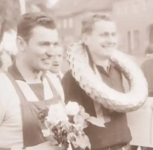 tolles altes Negativ - Siegerehrung Sportler - Ort ??? 50-60er Jahre