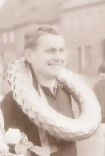 tolles altes Negativ - Siegerehrung Sportler - Ort ??? 50-60er Jahre