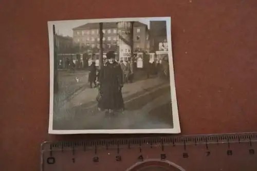 Tolles altes Foto - Frau in  München ??? Soldaten, Strassenbahn Werbung MTV 1860