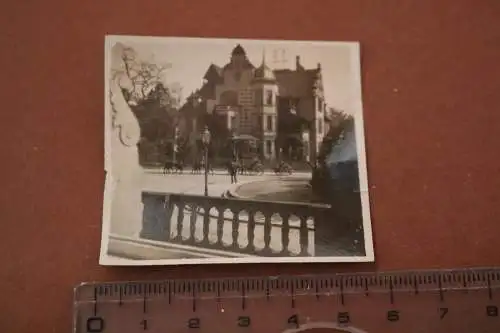 tolles altes Foto - Stadt - Haus - Pferdegespann mit Artilleriegeschütz