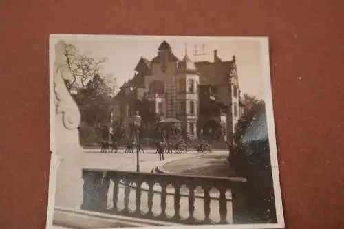 tolles altes Foto - Stadt - Haus - Pferdegespann mit Artilleriegeschütz 