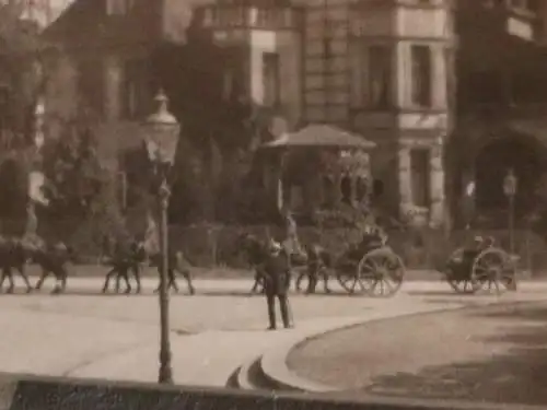 tolles altes Foto - Stadt - Haus - Pferdegespann mit Artilleriegeschütz 