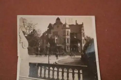 tolles altes Foto - Stadt - Haus - Pferdegespann mit Artilleriegeschütz 