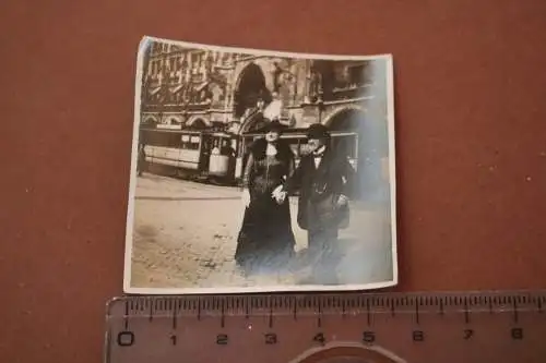 Tolles altes Foto - Frau und Mann vor Münchener Rathaus 1919 - Strassenbahn