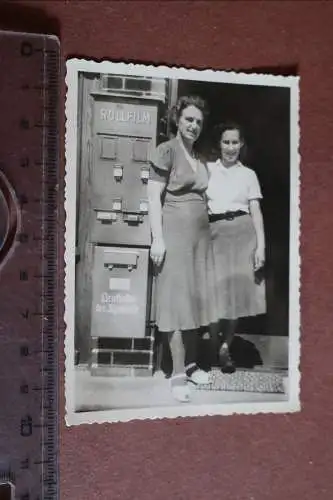 tolles altes Foto zwei hübsche Frauen posieren bei einem Rollfilmautomaten 50er