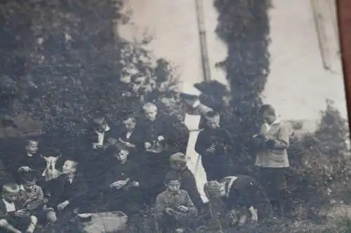 tolles altes Gruppenfoto Knaben beim Schuhe putzen - Kinderheim ? Internat ?