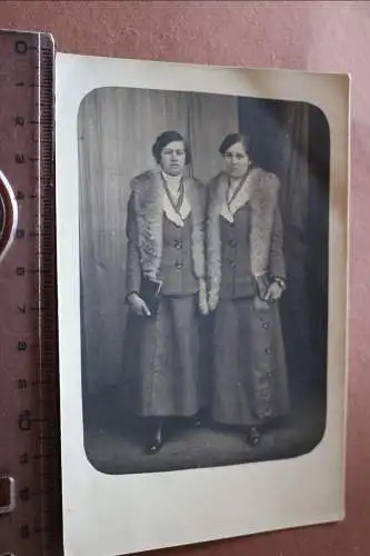tolles altes Foto - Schwestern ? Zwillinge ?? - Hofen  1916 