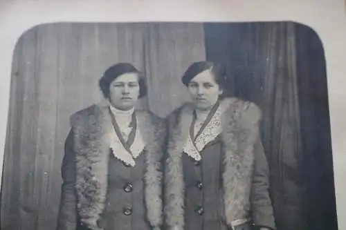 tolles altes Foto - Schwestern ? Zwillinge ?? - Hofen  1916 