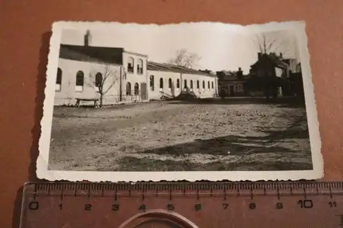 tolles altes Foto - Gebäude irgendwo in Russland 1942