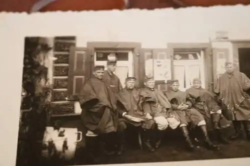 tolles altes Foto - Gruppe Soldaten in Regenponchos Geschäft - Persil Werbung 