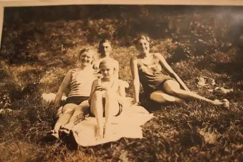 tolles altes Foto - Familien-Idyll auf einer Wiese - 20-30er Jahre