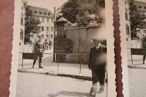 zwei tolle alte Fotos - Soldat an Kreuzung ? Schild Bentheim - Wegweiser Münster